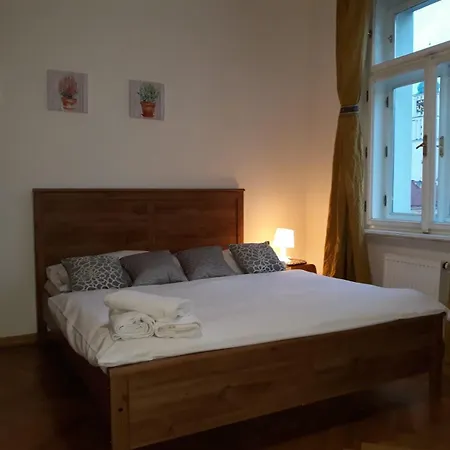 Apartment Pretty, Comfortable